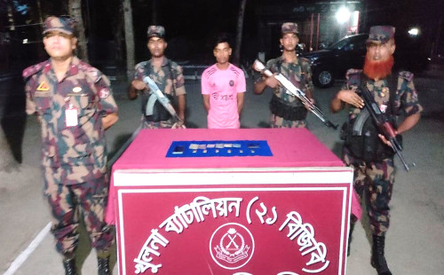 জুতায় লুকানো ছিল স্বর্ণের ৬ বার 