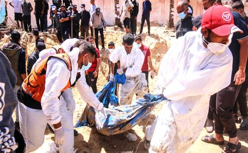 গাজায় গণকবরে মিলল ৩০০ মরদেহ 