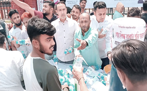 রাজধানীতে পানি, স্যালাইন ও শরবত বিতরণ বিএনপির