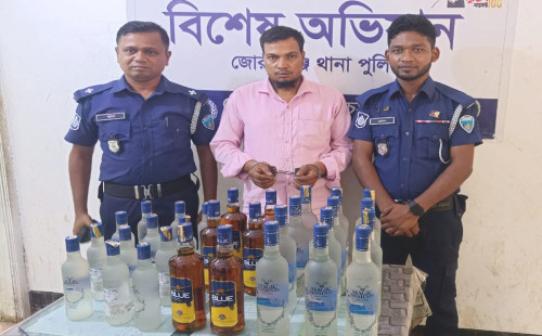 ৩০ বোতল বিদেশী মদসহ একজনকে গ্রেফতার করেছে জোরারগঞ্জ থানা পুলিশ 
