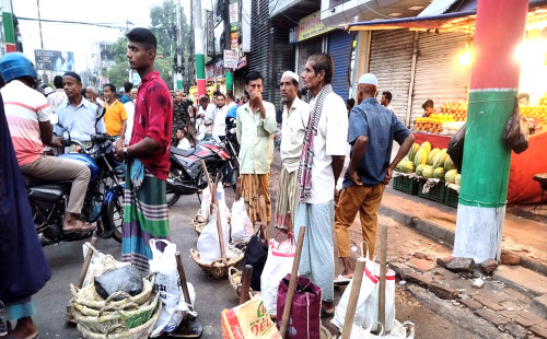 তীব্র গরমে শ্রমিক সংকট, মাটি কাটার মজুরি ১৮০০ টাকা 