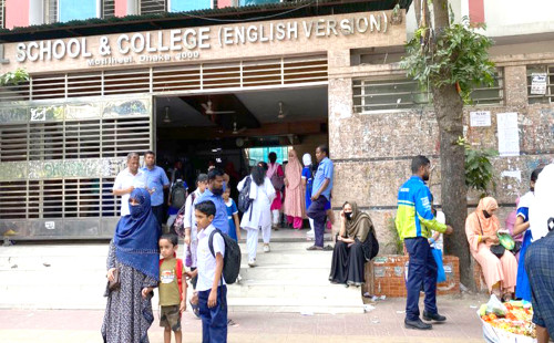 অসুস্থ হয়ে পড়ছে শিক্ষার্থীরা, স্কুল বন্ধ বা অনলাইনে ক্লাস দাবি 