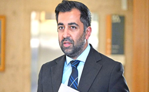 পদত্যাগ করলেন স্কটল্যান্ডের প্রথম মুসলিম ফার্স্ট মিনিস্টার হামজা 