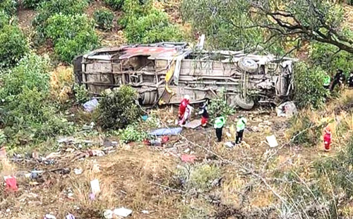 পেরুতে রাস্তা থেকে ৬৫০ ফুট খাদে পড়ল বাস, নিহত ২৫ 