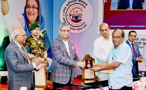 ‘শেখ হাসিনা ইনিশিয়েটিভ’ স্বর্ণপদক পেলেন এবিএম আবদুল্লাহ