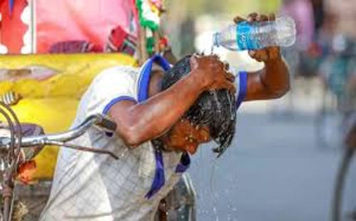 বাইরে বের হলে চোখ-মুখ যেন পুড়ে যাচ্ছে 