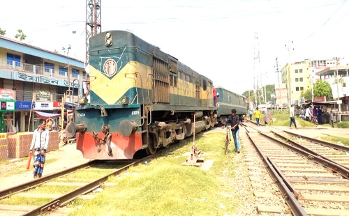 রাজবাড়ীতে লাইনচ্যুত ট্রেন উদ্ধার, ৩ ঘণ্টা পর যোগাযোগ স্বাভাবিক