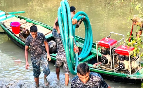 সুন্দরবনের আগুন নেভাতে যোগ দিয়েছে নৌ ও বিমান বাহিনী 