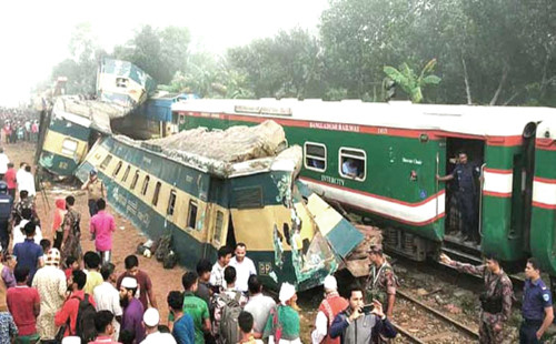 নিরাপদ যাতায়াত মাধ্যম রেল হয়ে পড়ছে অনিরাপদ 