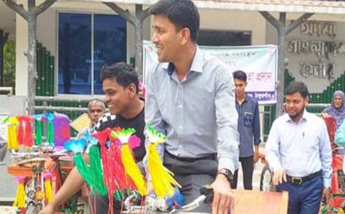 ইউএনও যখন ভ্যানচালক 