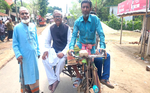 কালীগঞ্জে ভ্যানে ঘুরছেন উপজেলা চেয়ারম্যান প্রার্থী 