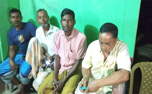 টাকা বিতরণকালে প্রিজাইডিং কর্মকর্তাসহ আটক ৪