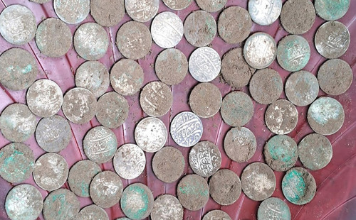 নলকূপ স্থাপনকালে মাটি খুঁড়তেই মিলল প্রাচীন মুদ্রা