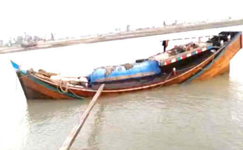 বঙ্গোপসাগরে লবণবাহী ১০ ট্রলার ডুবি, উদ্ধার ৩৪ 