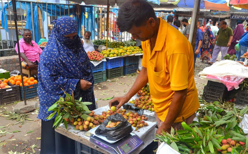 যে বাজারে লিচু বিক্রি হয় কেজি দরে