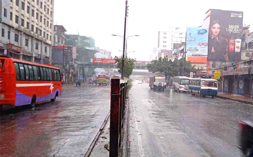 রাজধানীতেও রেমালের প্রভাব, দমকা বাতাসের সঙ্গে ঝরছে বৃষ্টি 