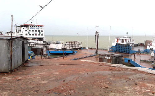 দৌলতদিয়া-পাটুরিয়া রুটে সব ধরনের নৌযান চলাচল বন্ধ, বিদ্যুৎহীন গোটা রাজবাড়ী 