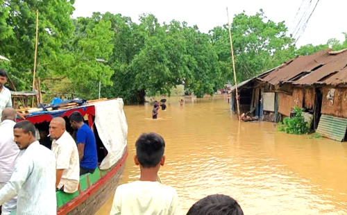 পাহাড় ধসে সাজেক-দীঘিনালা সড়কে যোগাযোগ বিচ্ছিন্ন, পর্যটক আটকা