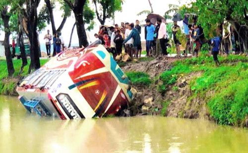 সিলেটে বাস খাদে, আহত ৭ 