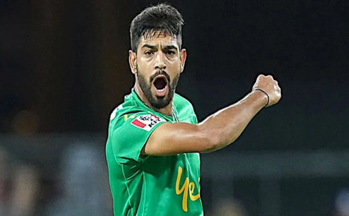 পাকিস্তানি পেসারের বিরুদ্ধে বল টেম্পারিংয়ের অভিযোগ 