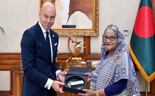 লোকাল অ্যাডাপটেশন অ্যাওয়ার্ড গ্রহণ করেছেন প্রধানমন্ত্রী 