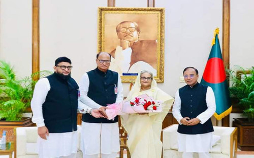 প্রধানমন্ত্রীর সঙ্গে লোহাগাড়া উপজেলার নবনির্বাচিত চেয়ারম্যানের সাক্ষাৎ 