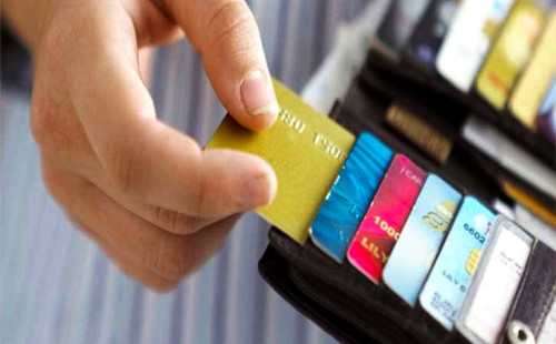 বিদেশে গিয়ে ক্রেডিট কার্ডে খরচ বেড়েছে 