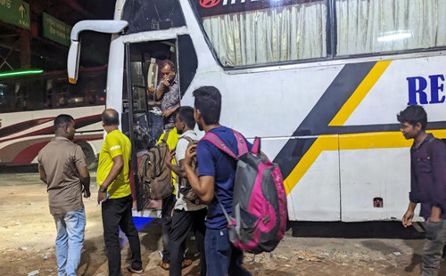 বেড়েছে যাত্রীর চাপ, ভাড়াও বেড়েছে দ্বিগুণ 