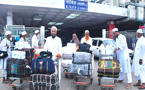 ঢাকায় পৌঁছেছে হজের প্রথম ফিরতি ফ্লাইট 