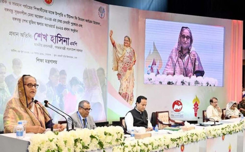 প্রধানমন্ত্রী অসচ্ছল মেধাবী শিক্ষার্থীদের মধ্যে উপবৃত্তি, টিউশন ফি বিতরণ উদ্বোধন করলেন 