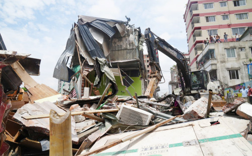 গবাদি পশুর ফার্মসহ ৬০টি অবৈধ স্থাপনা উচ্ছেদ ও ১০ বিঘা ভূমি উদ্ধার করেছে ডিএনসিসি 