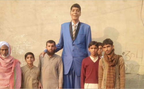 মারা গেলেন পাকিস্তানের লম্বা মানুষ জিয়া রশিদ 