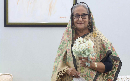 শেখ হাসিনাকে ‌‌‘ইকেবানা’ উপহার পাঠালেন বাবা হারানো জাপানি কন্যা 