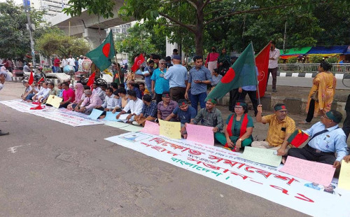 জাতীয় জাদুঘরের সামনে মুক্তিযোদ্ধার সন্তানদের সমাবেশ 
