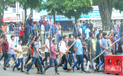 ঢাবিতে দিনভর সংঘর্ষে গুলিবিদ্ধসহ আহত ৩০০ শিক্ষার্থী 