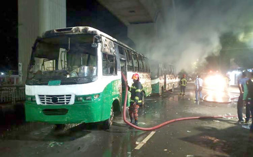 ঢাকায় জাতীয় প্রেস ক্লাবের সামনে দুটি বাসে অগ্নিসংযোগ 