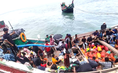 বাংলাদেশি ট্রলারে মিয়ানমার থেকে গুলিবর্ষণ 