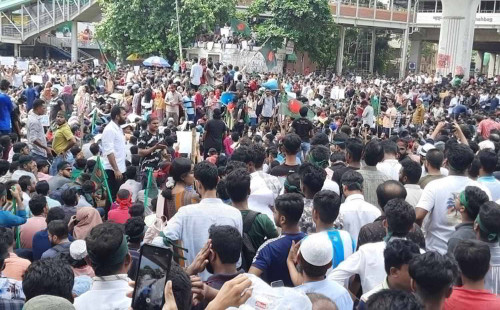 মিছিল নিয়ে ঢাকার রাস্তায় মানুষ 