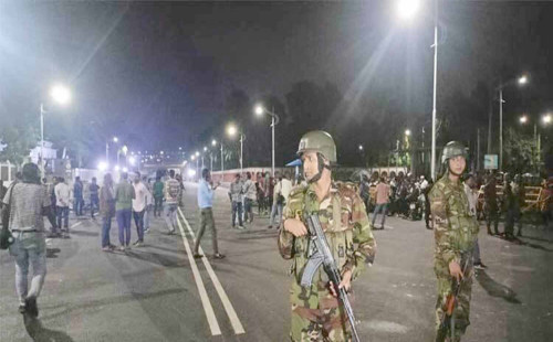 ৫ ঘণ্টায়ও শেষ হয়নি বৈঠক, বঙ্গভবনের বাইরে গণমাধ্যমকর্মীদের অপেক্ষা 