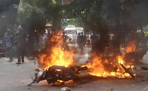 অনুপস্থিত পুলিশ : সারা দেশে সহিংসতা চলছেই 