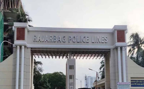 পুলিশ সদস্যদের সঙ্গে কথা বলতে রাজারবাগে ড. ইউনূস 