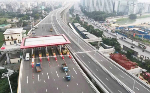 এক্সপ্রেসওয়েতে গাড়ি চলছে, টোল নেওয়ার কেউ নেই 