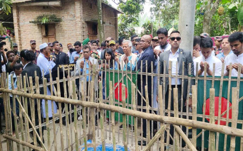 আবু সাঈদের কবর জিয়ারত করলেন ড. ইউনূস 