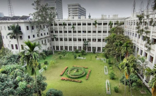 প্রথম কার্যদিবসে সচিবালয়ে উপদেষ্টারা 