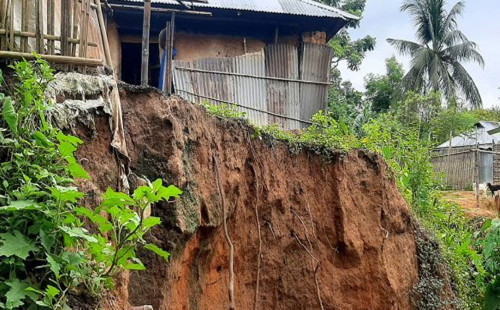 কক্সবাজারে পাহাড় ধসে একই পরিবারের ৩ জন নিহত 