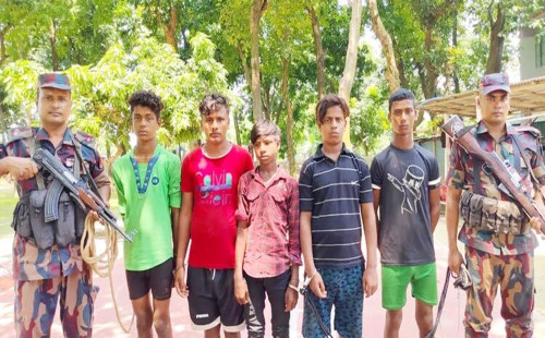চাঁপাইনবাবগঞ্জ সীমান্তে ৫ ভারতীয়কে আটক করলো বিজিবি 