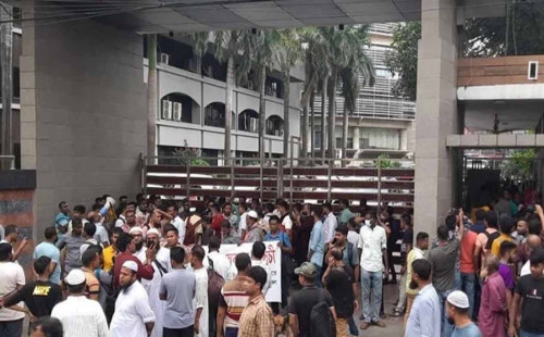 পুলিশ সদর দপ্তরের সামনে চাকরিচ্যুতদের বিক্ষোভ, অবরুদ্ধ আইজিপি 