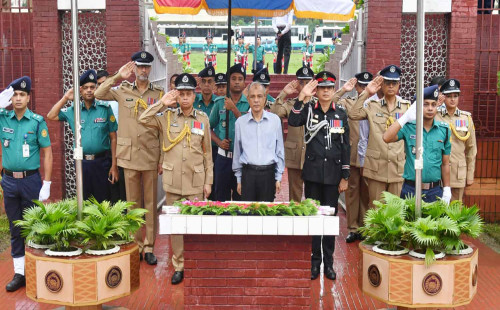 রাজারবাগ পুলিশ স্মৃতিসৌধে স্বরাষ্ট্র উপদেষ্টা ও আইজিপির শ্রদ্ধা 