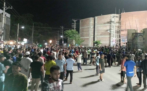 গভীর রাতে উত্তাল রাজশাহীর রাজপথ, ভারতবিরোধী স্লোগান 