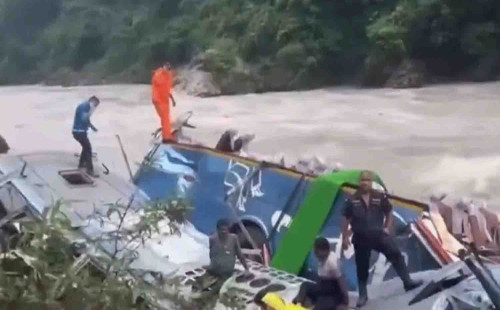 নেপালে ভারতীয় বাস নদীতে পড়ে অন্তত ১০ জনের মৃত্যু